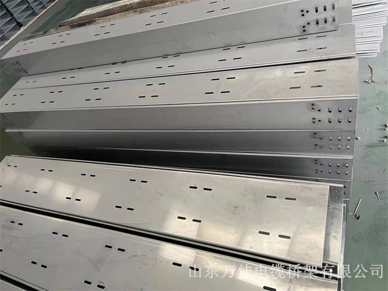 托盘式电缆桥架